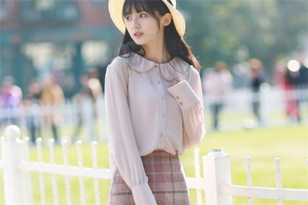 藕粉色衣服搭配禁忌,藕粉色的衣服搭配什么样的裤子