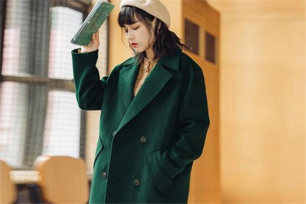 墨绿色适合什么肤色穿?,墨绿色适合什么肤色的人穿