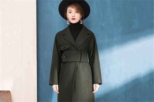 墨绿色衣服显黑还是显白,墨绿色跟黑色搭吗