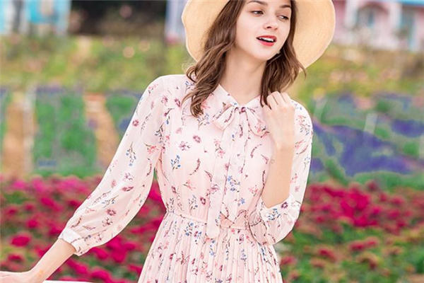 碎花半身裙搭配什么上衣,碎花连衣裙