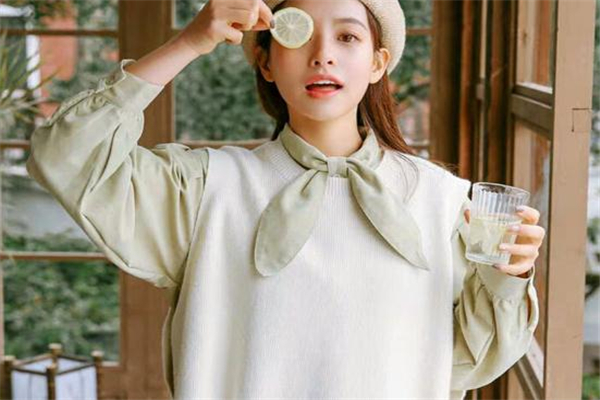 纯白色针织马甲配什么内搭,白色针织马甲怎么搭配图片