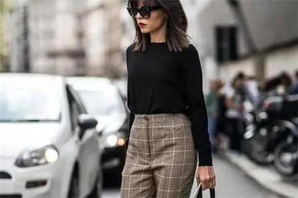 格子针织衫怎么搭配,格子裤搭配上衣