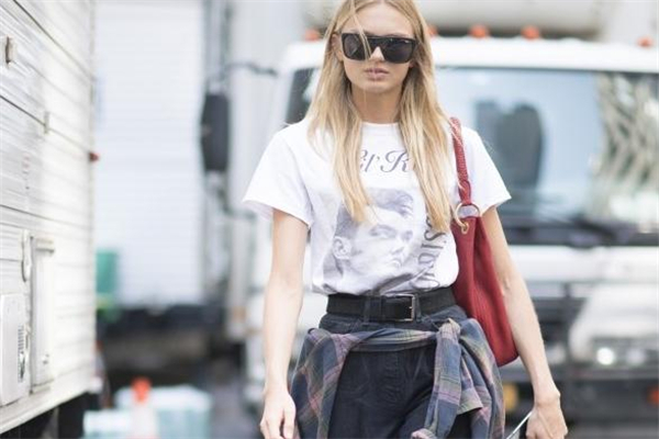 纯棉白t恤发黄怎么洗,纯棉t恤怎么洗 纯棉白t恤发黄怎么洗,纯棉t恤怎么洗