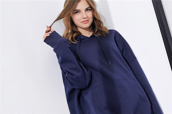 深蓝色衣服里面应该怎么搭配,深蓝色可以配什么颜色的衣服