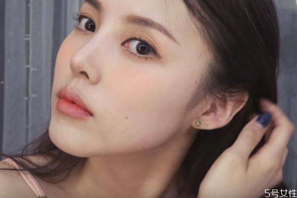 油性皮肤和干性皮肤的区别(干皮混油皮怎么区分)