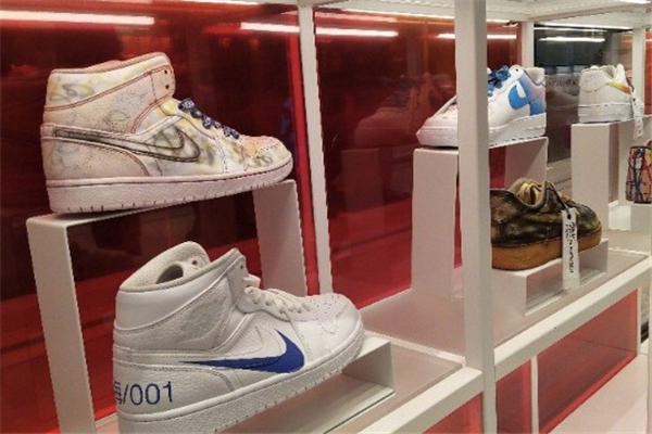 上海耐克001鞋子贵吗,nike上海001定制多少钱