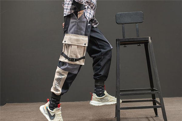 拼接色衣服怎么搭配裤子,拼接色衣服