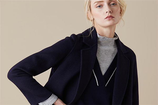 藏青色大衣内搭什么颜色好看,藏青色大衣搭配什么颜色内搭