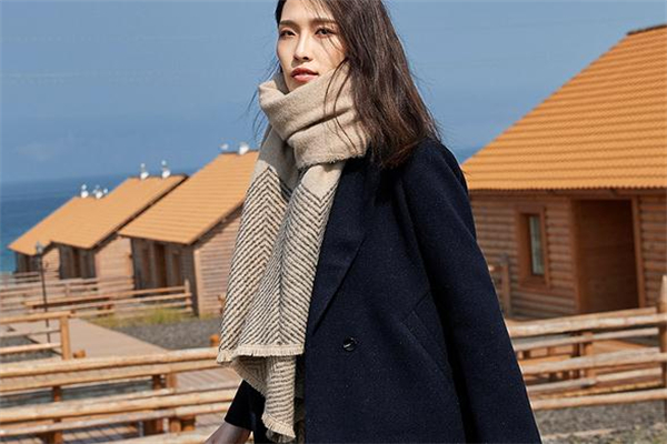 藏青色衣服怎么搭配,藏青色衣服配什么内搭