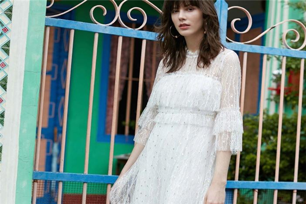 蕾丝连衣裙适合什么场合穿,蕾丝裙搭配什么样的上衣?