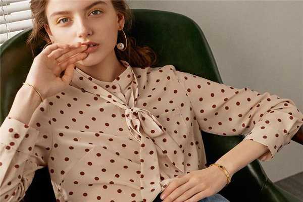 有汗渍的衣服用什么洗,棉服衣领上的汗渍怎么洗 有汗渍的衣服用什么洗,棉服衣领上的汗渍怎么洗