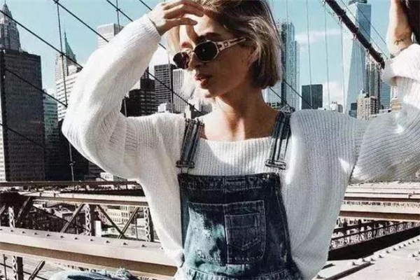 背带裤搭配毛衣好看吗,背带裤搭配毛衣