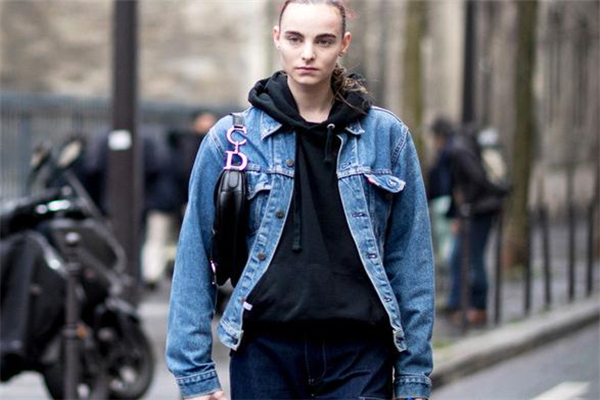 牛仔外套上的墨水怎么洗,牛仔衣上的墨水怎么洗干净