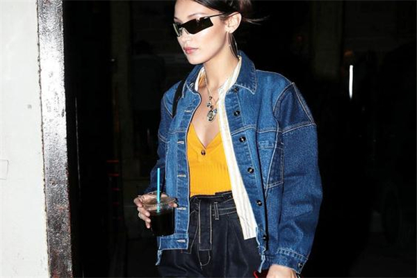 浅色牛仔外套被染色了怎么洗,牛仔外套染上色怎么洗掉