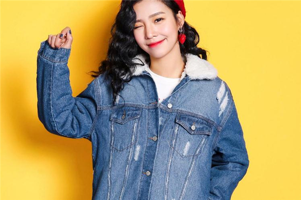 牛仔外套叠法步骤图片,牛仔外套怎么叠图解