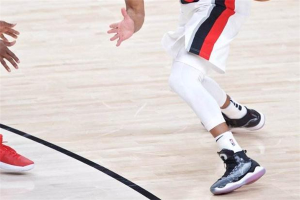 李宁驭帅11和12哪个好,李宁驭帅11和14哪个好