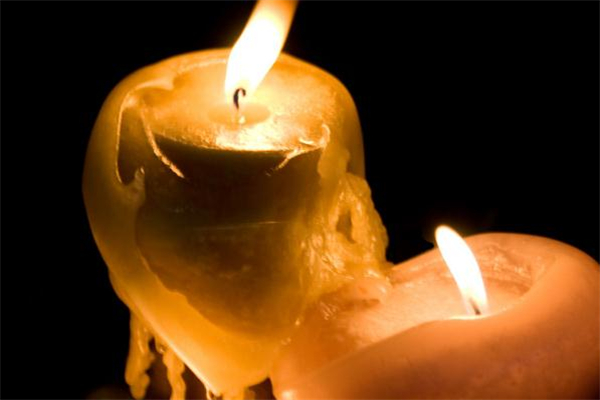 衣服上的蜡烛油怎么去除,衣服上有蜡烛油用什么方法可以洗去?