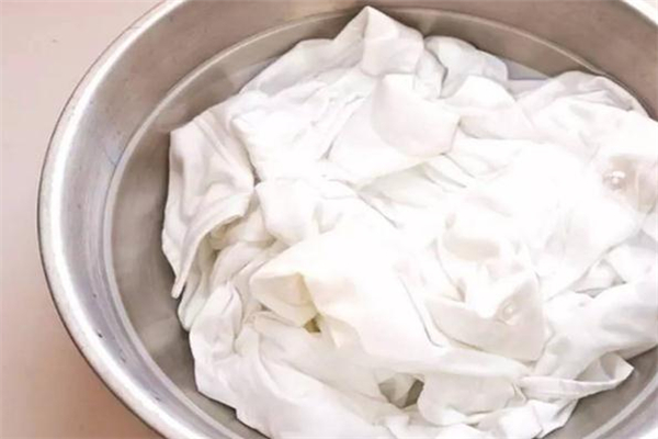 衣服上的汗渍用什么洗好,衣服上的汗渍用什么洗干净 衣服上的汗渍用什么洗好,衣服上的汗渍用什么洗干净