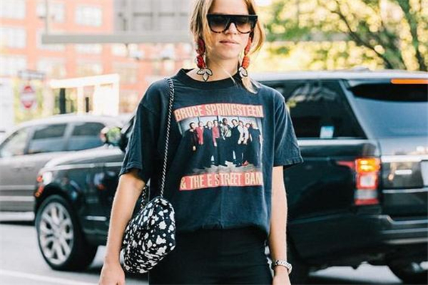 黑色T恤适合什么肤色的人穿,黑色衣服适合什么肤色