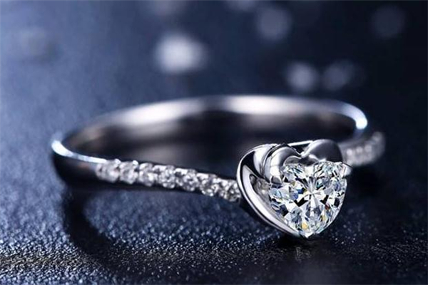 钻戒是直臂还是扭臂的好,钻戒直臂和扭臂的区别