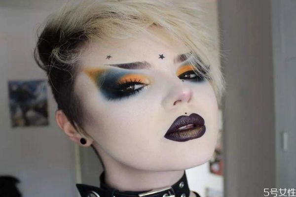 哥特式妆容特点,哥特式妆容特点句子