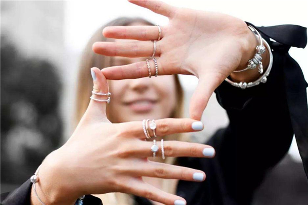 戒指叠戴颜色要一样吗,戒指混搭戴法