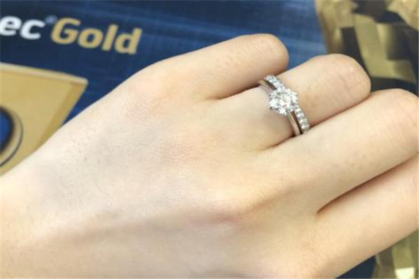 戒指叠戴会有磨损吗,戒指上有划痕