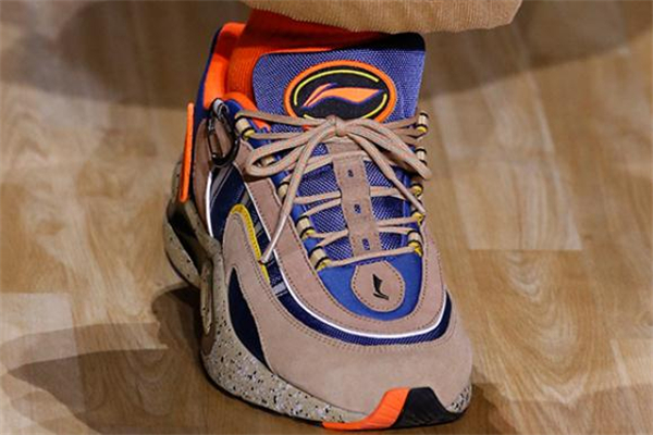 李宁v8时装周走秀款,李宁v8跑鞋评测