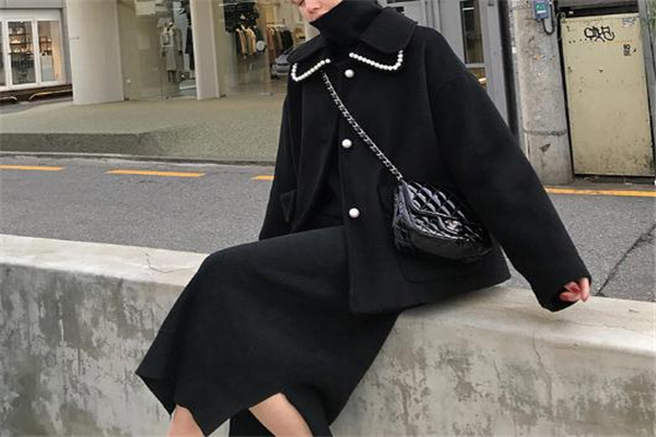 黑色毛呢大衣搭配什么裙子,黑色毛呢大衣内搭什么颜色连衣裙