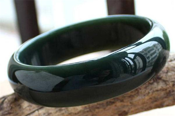 墨玉手镯怎么鉴别真假,如何鉴别墨玉的真假最直接的方法