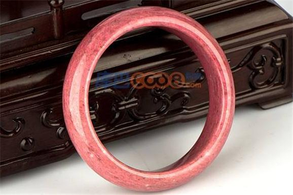 桃花玉手镯价格贵吗,真正桃花玉手镯的价格