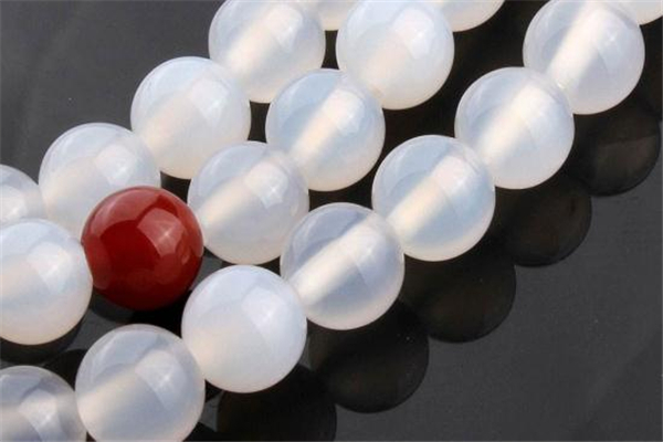 白玛瑙的功效和作用佩戴禁忌,什么人适合戴白玛瑙