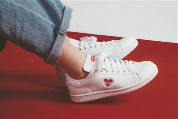 阿迪达斯2021情人节限定,2019香奈儿情人节限定