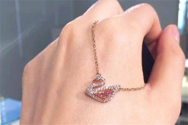 施华洛世奇粉色天鹅项链,施华洛世奇项链天鹅款哪个颜色好看