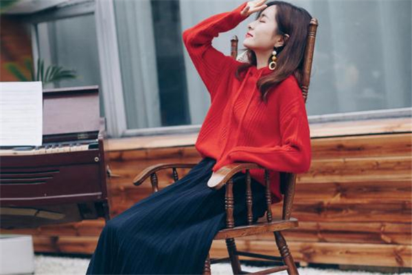 红色毛衣搭配半身裙,红色毛衣搭什么颜色裙子