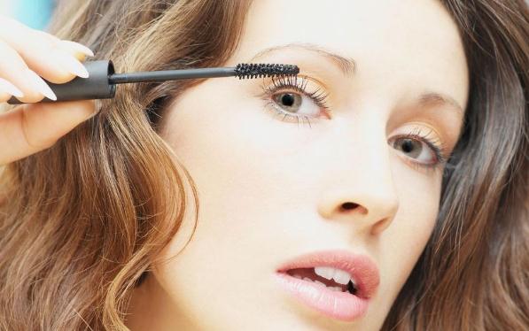 睫毛膏有害吗,用睫毛膏对睫毛有害吗