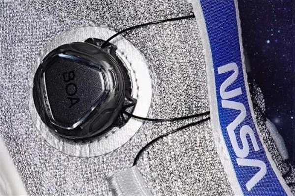 安踏虫洞跑鞋有几款,安踏虫洞科技跑鞋2019