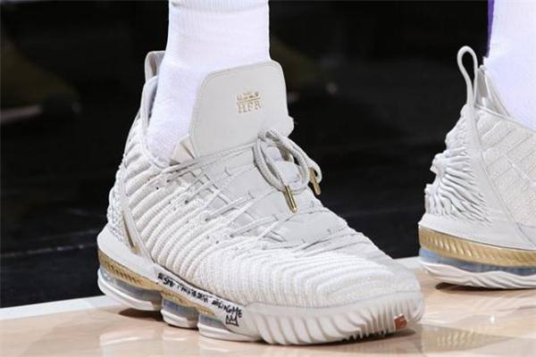 詹姆斯16代球鞋测评,詹姆斯16鞋底厚度