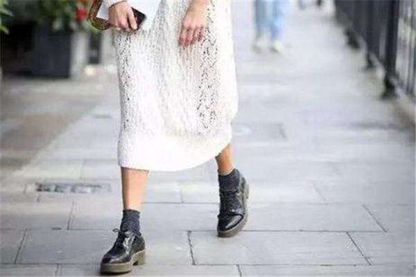毛衣配皮裙要配什么鞋子,搭配皮裙的毛衣