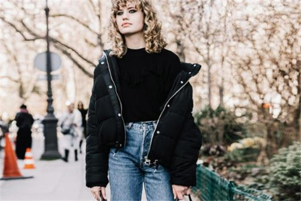 黑色羽绒服配牛仔裤好看吗,黑色长款羽绒服搭什么裤子