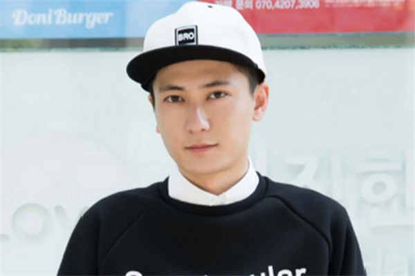 平沿帽和棒球帽哪个好看,平沿棒球帽适合什么人