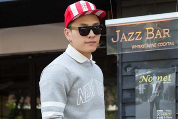 平沿帽如何搭配方巾,平沿帽怎么戴