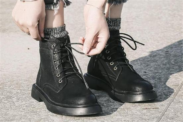 系带马丁靴怎么搭配衣服,马丁靴鞋带的系法