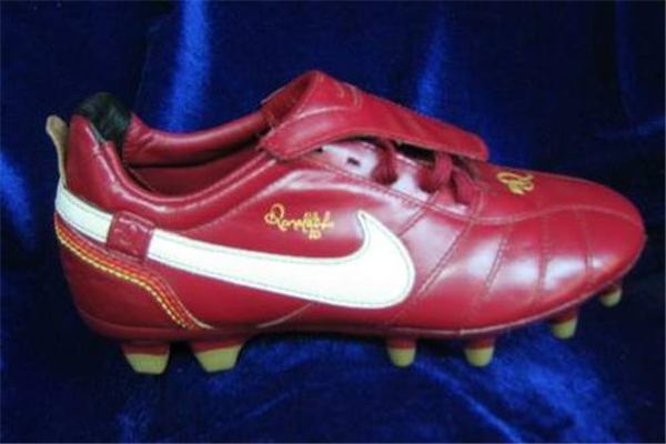 足球鞋买大还是买小好,足球鞋应该买大还是买小