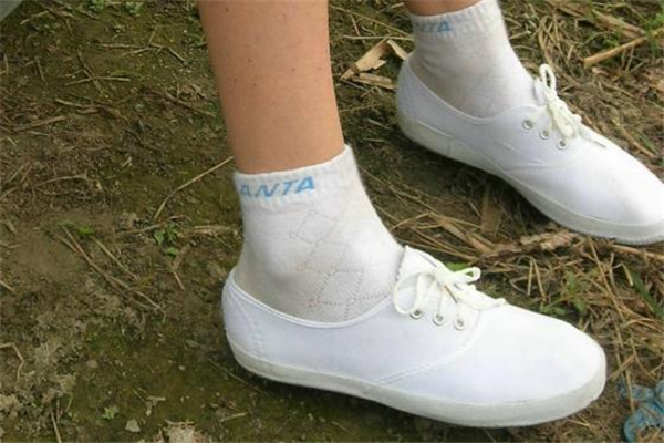 白色球鞋怎么清洗,小白鞋用84可以洗白吗