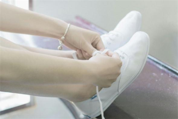 白球鞋怎么洗白妙招,白球鞋发黄怎么洗白妙招