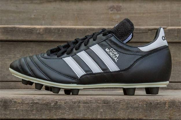 足球鞋高帮还是低帮好,足球鞋低帮和高帮的区别