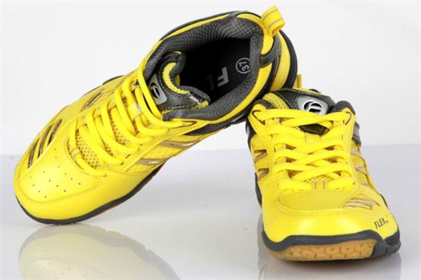 羽毛球鞋怎么选,入门羽毛球鞋