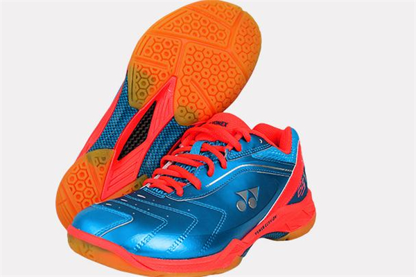 羽毛球鞋和排球鞋可以通用吗,什么鞋可以代替羽毛球鞋