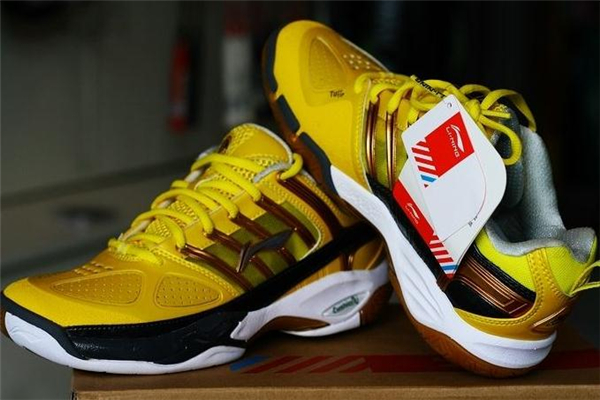 为什么羽毛球鞋不能平时穿,为什么打羽毛球要穿羽毛球鞋